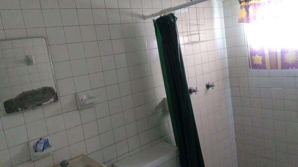 Dusche, Handtücher, Seife, Toilettenpapier