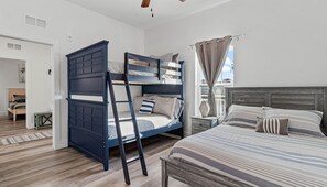 3 chambres, fer et planche à repasser, lit de bébé portatif