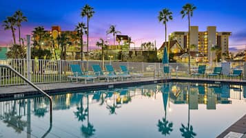 Een buitenzwembad, een verwarmd zwembad