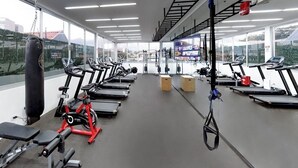 A gym with treadmills, stationary bikes, and weight machines. - Cozy Studio Perfect to Home Office or Relax (San José)