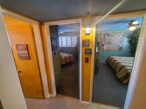 2 bedrooms, iron/ironing board, free WiFi, bed sheets - Bakersfield Safari Retreat (Bakersfield)