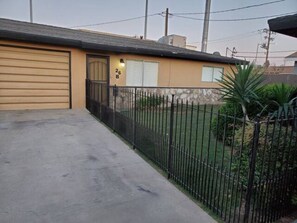 Property grounds - Bakersfield Safari Retreat (Bakersfield)