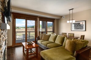 Televisión, chimenea, videojuegos y futbolito 