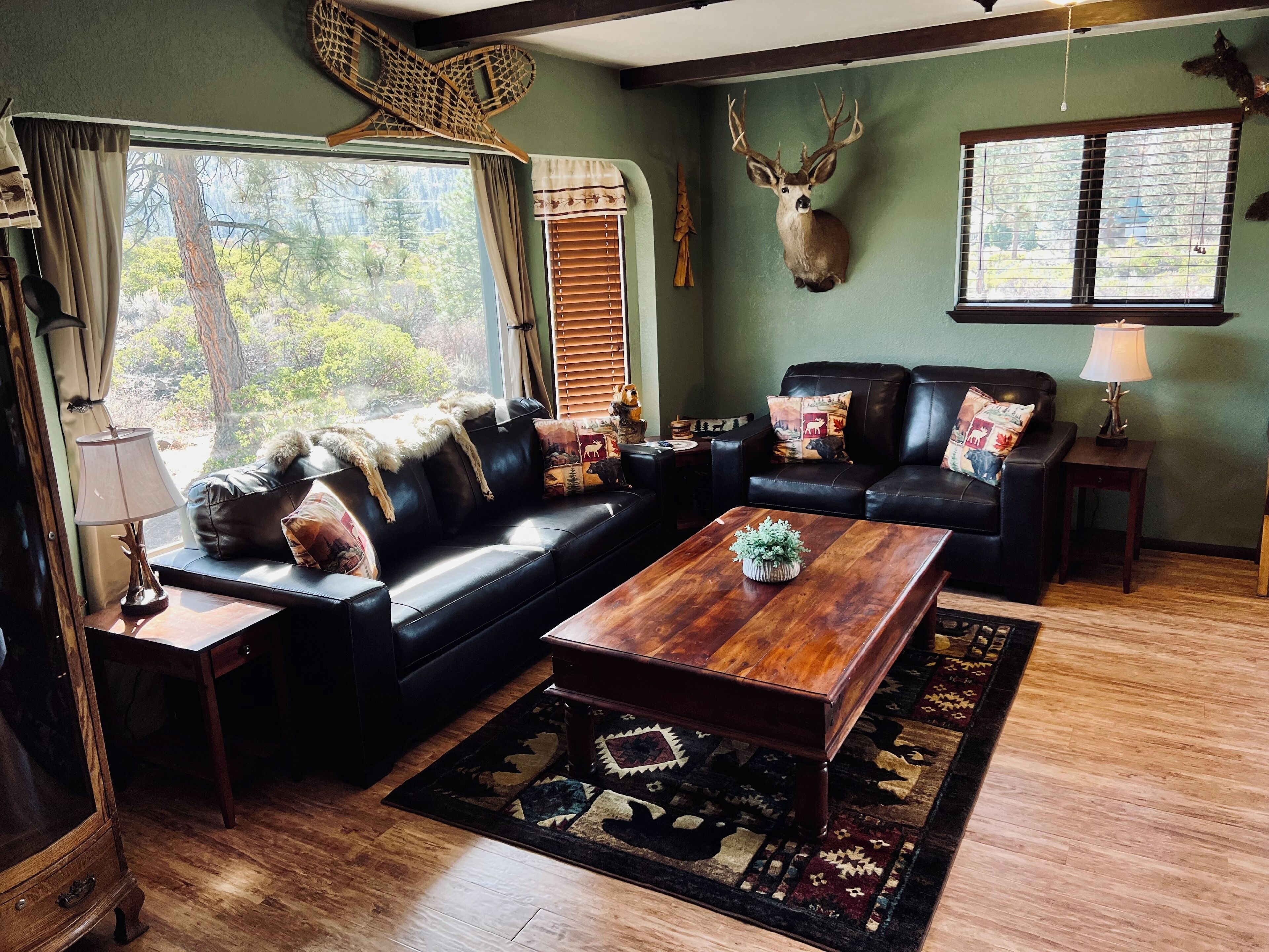 Una Smart TV, una chimenea, videojuegos, un reproductor de DVD