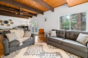 Smart TV, fireplace, books - The Snoozy Moose! Families love! Close to Slopes, Lake, Trails & All (Big Bear)