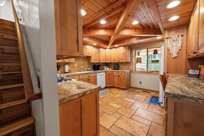 Fridge, microwave, oven, stovetop - The Snoozy Moose! Families love! Close to Slopes, Lake, Trails & All (Big Bear)