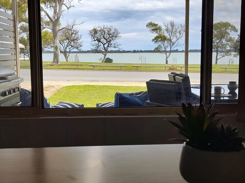 "Sunset Dreamz" Lake front accommodation with 180 degree Lake Bonney views
