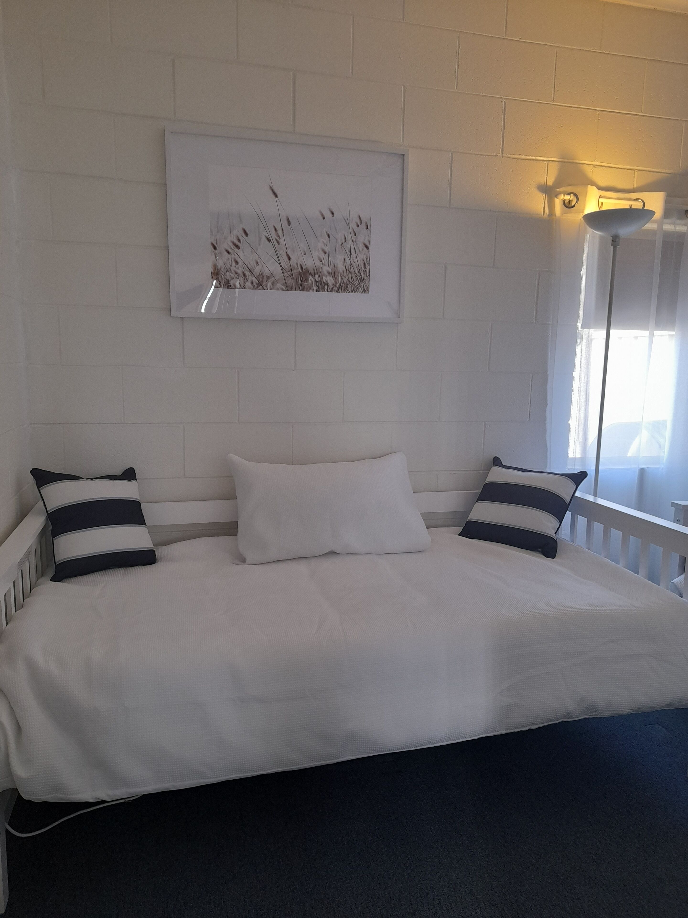 \"Sunset Dreamz\" Lake front accommodation with 180 degree Lake Bonney views — image 18