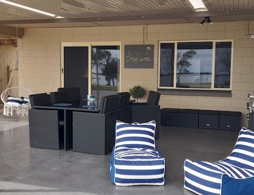 "Sunset Dreamz" Lake front accommodation with 180 degree Lake Bonney views