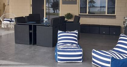 "Sunset Dreamz" Lake front accommodation with 180 degree Lake Bonney views