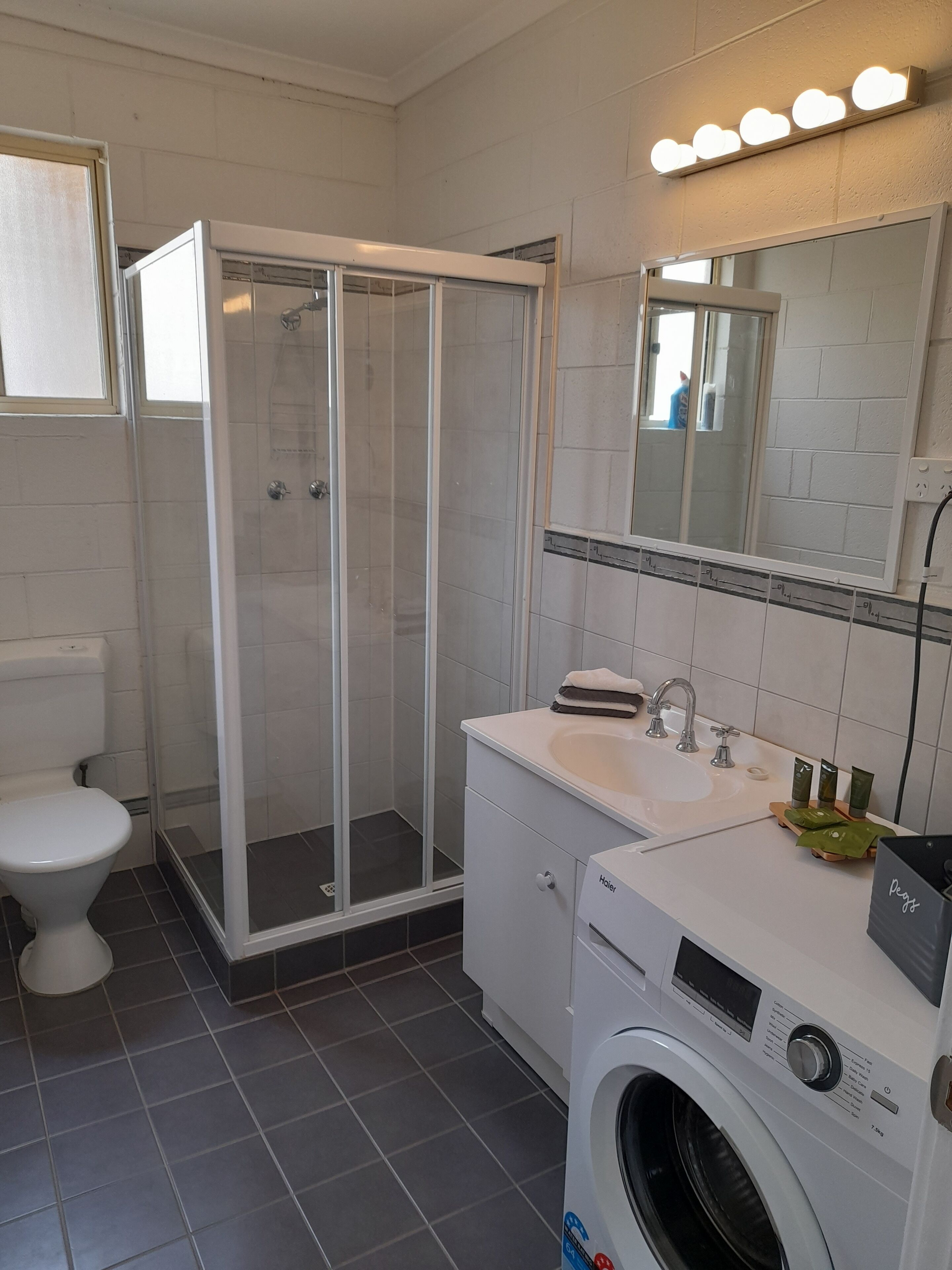 Douche, sèche-cheveux, serviettes fournies, savon