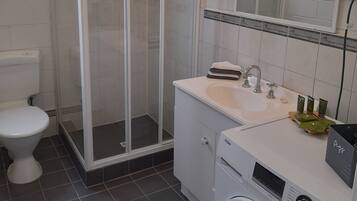 Dusche, Haartrockner, Handtücher, Seife