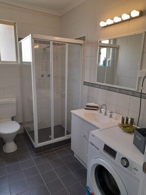 Dusche, Haartrockner, Handtücher, Seife
