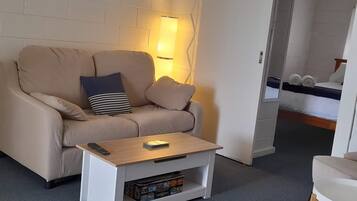 2 bedrooms, iron/ironing board, bed sheets, wheelchair access
