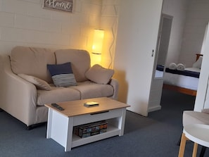 2 bedrooms, iron/ironing board, bed sheets, wheelchair access