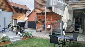 A wooden house with a balcony, a barbecue area, and a small garden. - House (Wintzenheim)