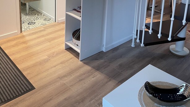 A modern interior with a staircase, a white wall, and a wooden floor. - House (Wintzenheim)