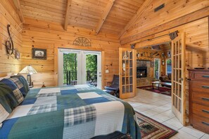 2 bedrooms, travel cot, free WiFi, bed sheets - Near Big Cedar! Real LogCabin! Private Hottub! Free Tickets (Ridgedale)