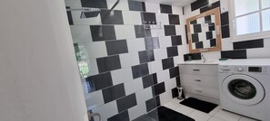 Douche, sĂšche-cheveux, serviettes fournies, papier toilette