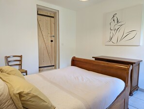 3 habitaciones, tabla de planchar con plancha y cuna de viaje 