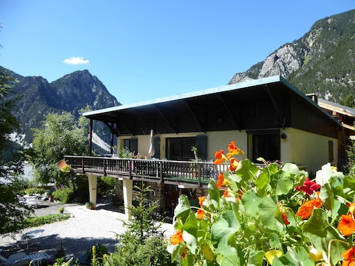 Tranquil Chalet Flat - Terrace, Garden, Close to Ski Lifts, Pets Allowed