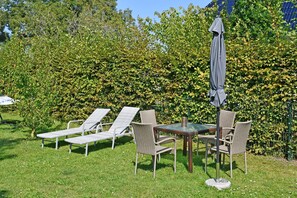 Outdoor dining - Vacation apartment with sitting area in the garden on the Bodden in Ralswiek - Holiday apartment with (Ralswiek)