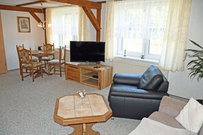 TV - Vacation apartment with sitting area in the garden on the Bodden in Ralswiek - Holiday apartment with (Ralswiek)