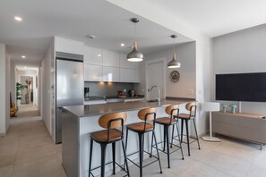 Réfrigérateur, micro-ondes, four, lave-vaisselle