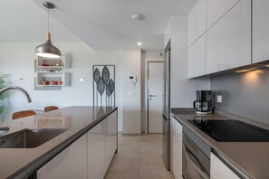 Kühlschrank, Mikrowelle, Ofen, Geschirrspüler