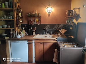 Refrigerador, horno, lavavajillas y cafetera y tetera