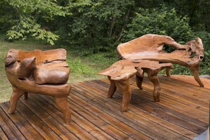 Zwei Holzstühle auf einer Holzterrasse.