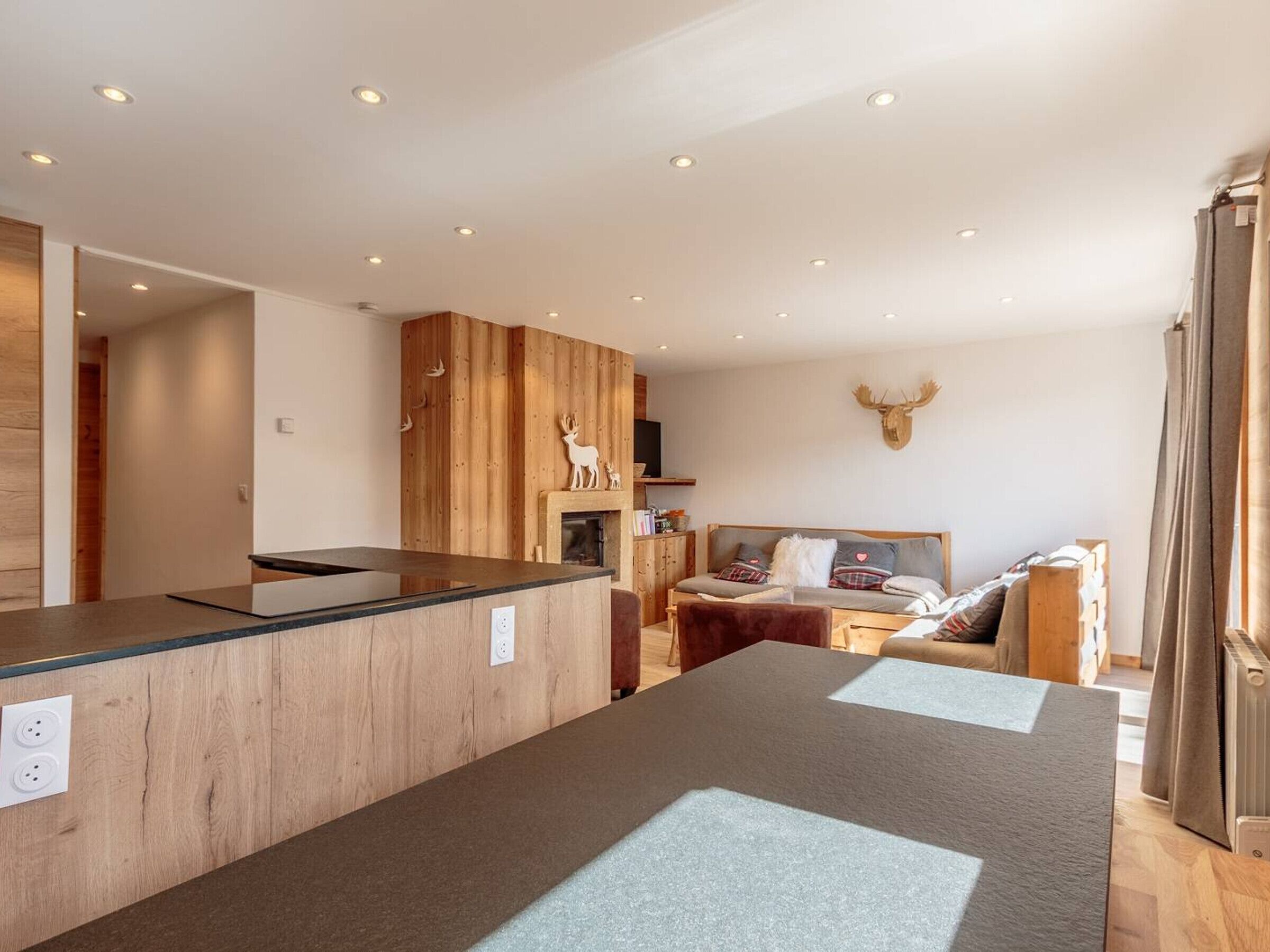 Télévision, cheminée