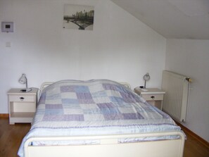 3 makuuhuonetta, silitysrauta/-lauta