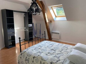 3 bedrooms, desk, iron/ironing board, free WiFi