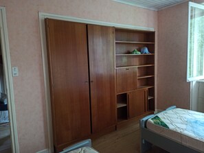 4 chambres, fer et planche à repasser