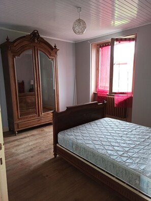 4 chambres, fer et planche à repasser
