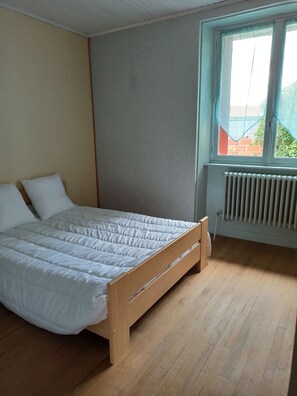 4 chambres, fer et planche à repasser