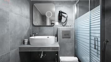 City Apartment | Bathroom | Shower, hair dryer, towels, shampoo