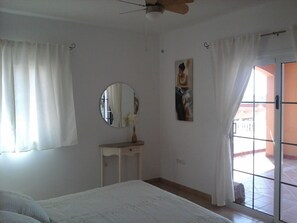 2 عدّة غرف نوم ومكواة/لوح كي وواي فاي وملاءات أسرّة