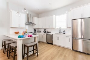 Fridge, microwave, oven, stovetop - Wildflower North | 10 Guests | Private En-Suites + Free Parking (Nashville)