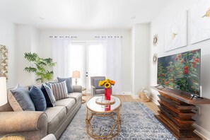 Smart TV, music library, video library - Wildflower North | 10 Guests | Private En-Suites + Free Parking (Nashville)