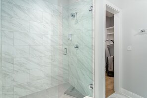 Combined shower/tub, towels