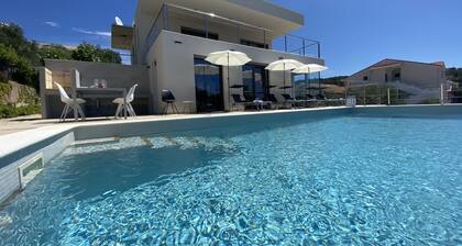 Modern Villa with Pool & Sea View-40m to the Beach
