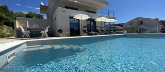 Modern Villa with Pool & Sea View-40m to the Beach
