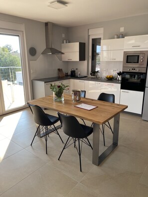 Fridge, microwave, oven, stovetop - Modern Villa with Pool & Sea View-40m to the Beach (Lun)