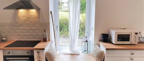 ثلاجة، ميكروويف، فرن، موقد طهي مسطح