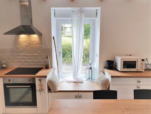 Een koelkast, een microgolfoven, een oven, een kookplaat