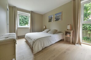 5 Schlafzimmer, Schreibtisch, Bügeleisen/Bügelbrett, Reisekinderbett