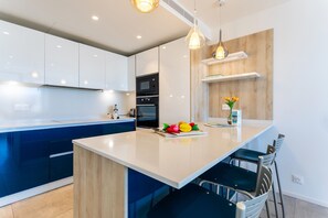 Fridge, microwave, oven, dishwasher - VUE DES ANGES AP4238 By Riviera Holiday Homes (Niza)