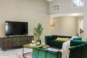 Smart-TV, Kamin, Tischtennisplatte